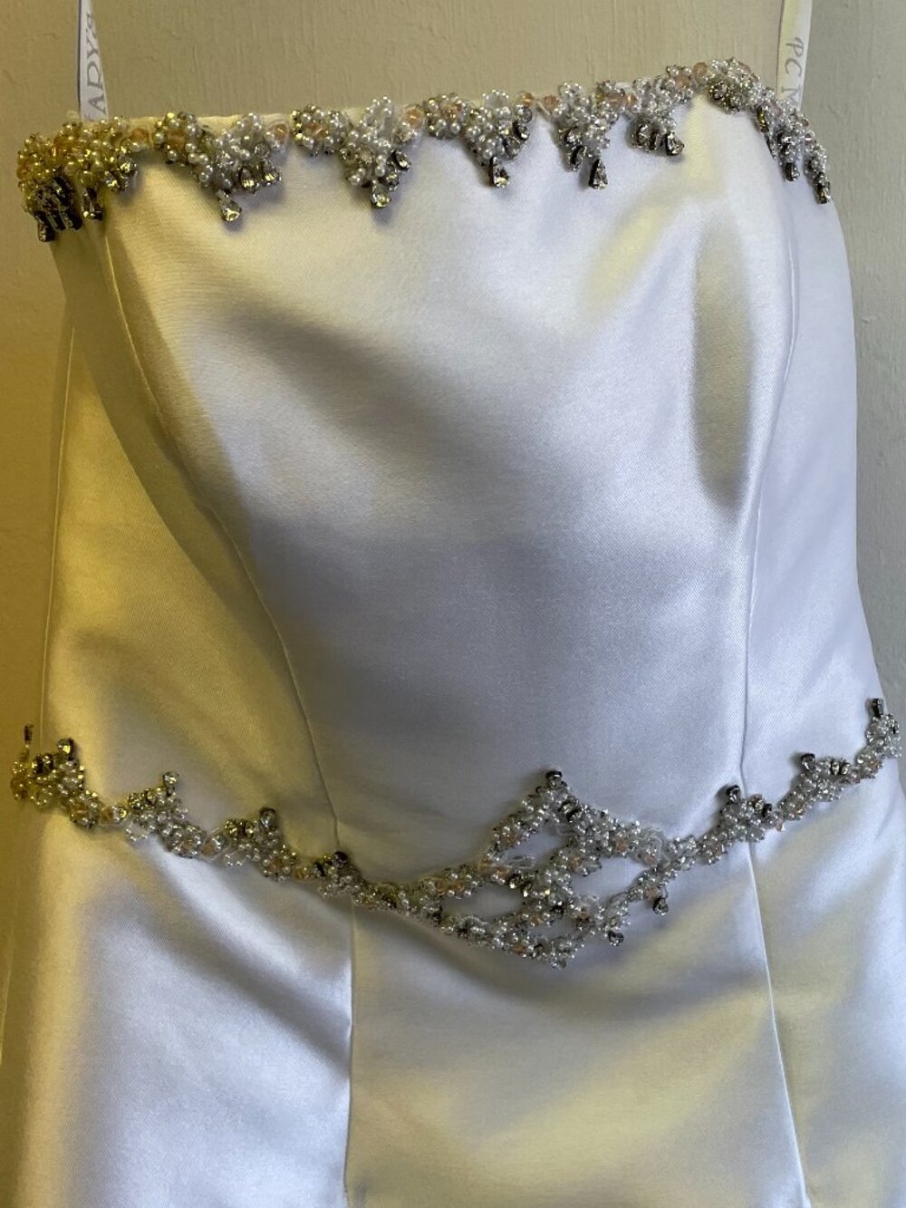 GUC. WHITE MARY'S BRIDAL GOWN Size 10